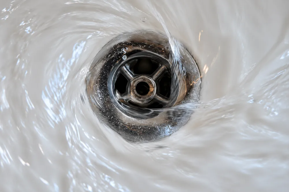 Water stroomt weer vrij door de afvoer